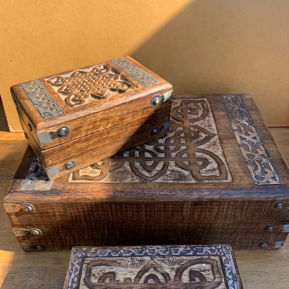 Carved Mango Wood Brass Mystic Triquetra Celtic Knot Artisan Trinket Storage Box - Picture 9 of 10